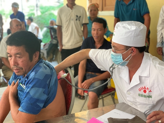 Quân y Bộ đội Biên phòng tỉnh Nghệ An khám bệnh cho đồng bào xã biên giới Bắc Lý.